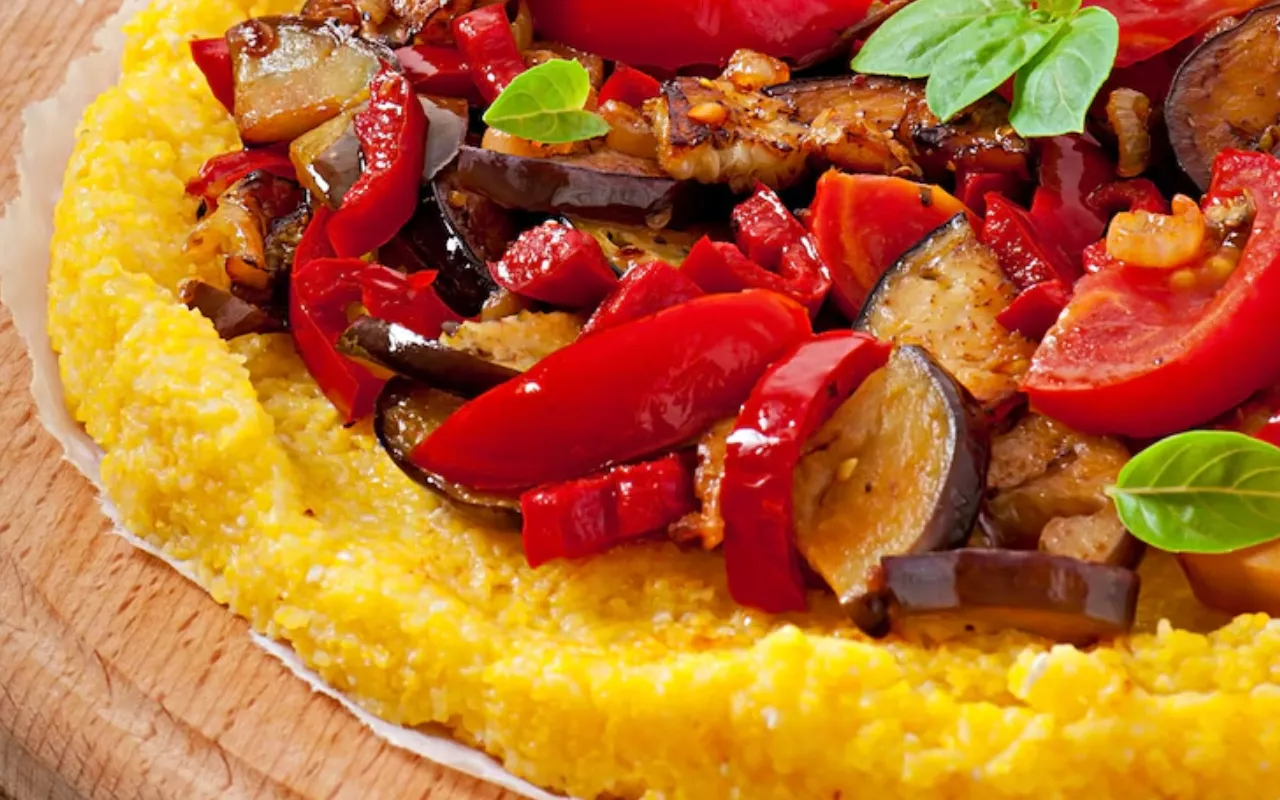 Polenta Cremosa com Ragu de Legumes: Uma Receita Confortante e Nutritiva