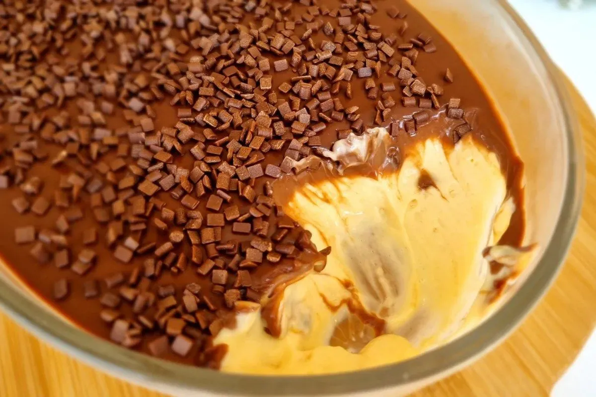 Mousse de Maracujá com Cobertura de Chocolate e Morango